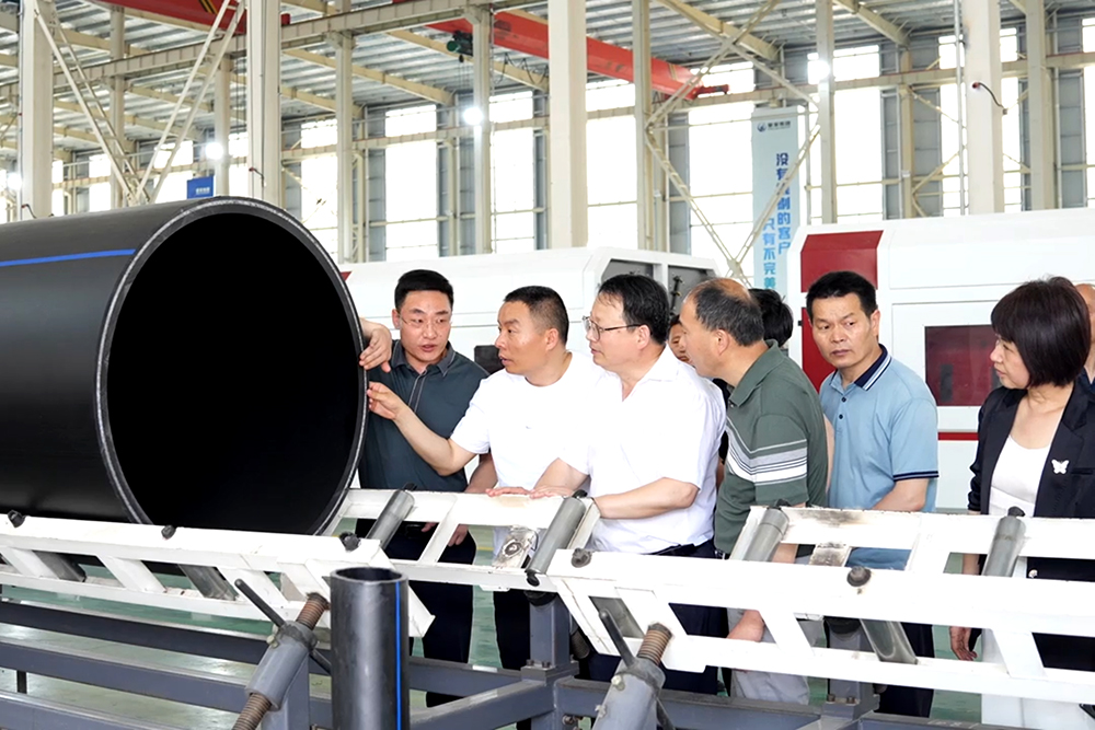 縣人大常委會(huì)副主任楊翠萍帶領(lǐng)阜南一中、三中教學(xué)骨干蒞臨豪家股份考察交流
